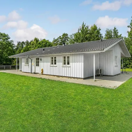 4 Bedroom Stunning In * Glesborg