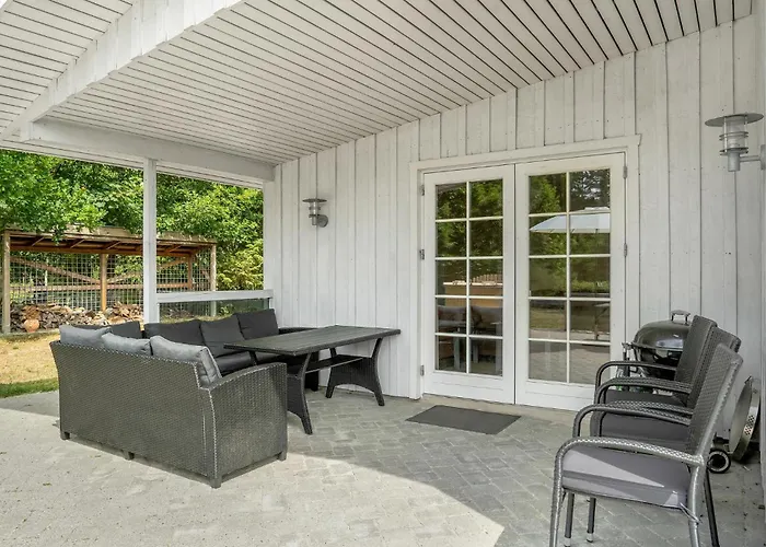 4 Bedroom Stunning In Vakantiehuis Glesborg